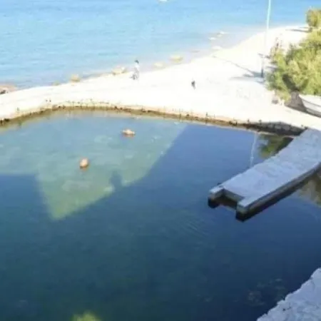 בית הארחה On The Sea בטינה